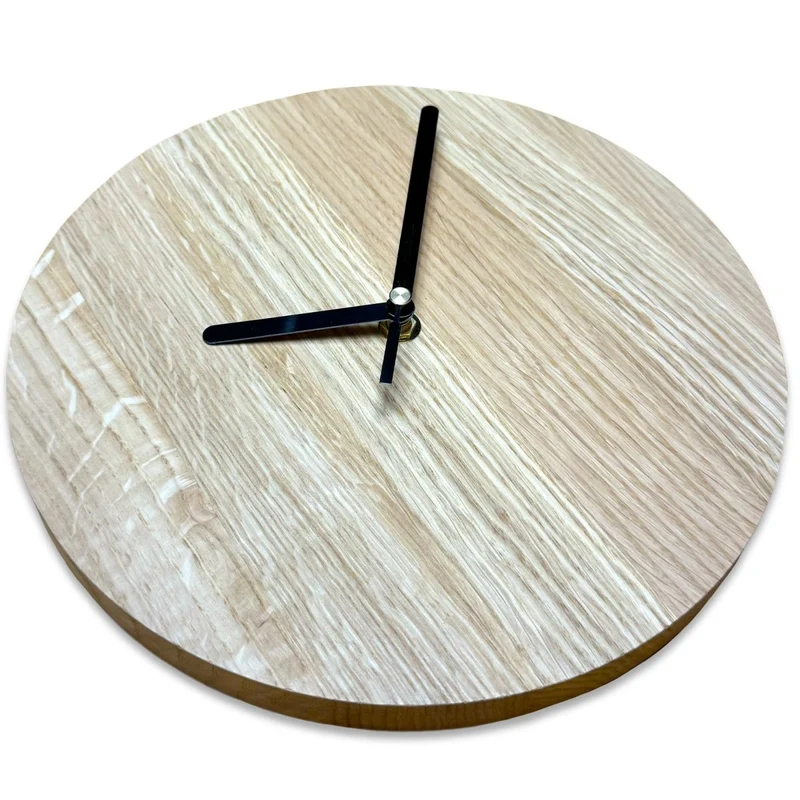 stilvolle Wanduhr aus Eichenholz